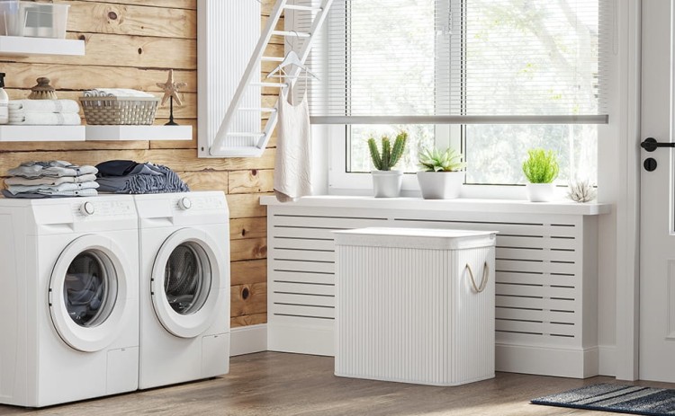 Funkcjonalny kosz na bieliznę 150 l w stylowej łazience – biały bambus, trzy komory, doskonałe połączenie formy i użyteczności.
