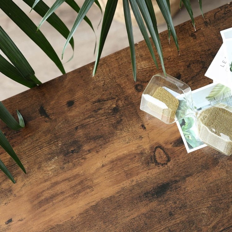 Brązowy blat wykonany z płyty wiórowej.