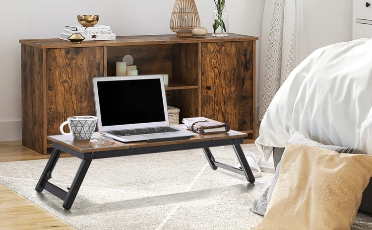 Regulowany stolik pod laptop.
