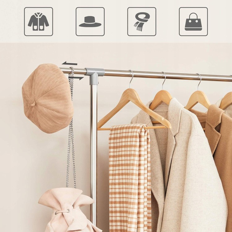 Wieszak stojący w garderobie – ubrania i akcesoria umieszczone na wieszaku