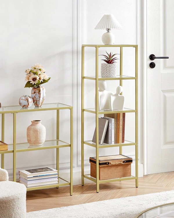 Designerski regał Glamour z pozłacaną ramą i szklanymi półkami w aranżacji salonu – elegancki i funkcjonalny dodatek do wnętrza.