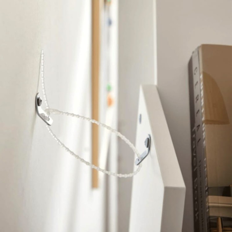 Widok z boku regału ze wskazaniem na uchwyt mocujący do ściany