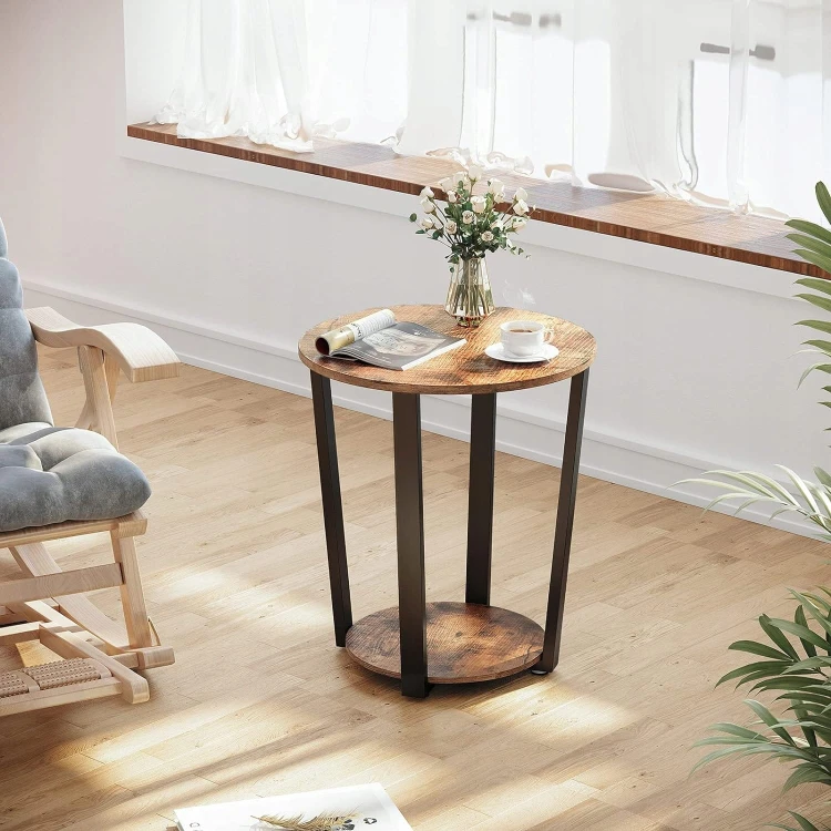 Okrągły brązowy loft stolik w aranżacji salonowej.
