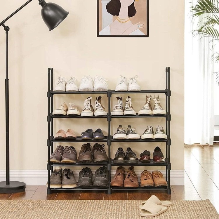 Otwarta półka, wypełniona butami.