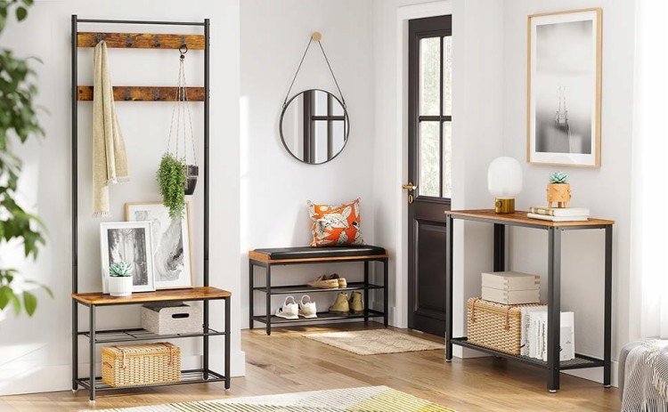 Półka z siedziskiem w aranżacji przedpokoju.