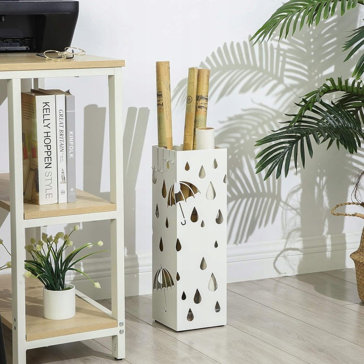 Metalowy stojak na parasole (49 cm wysokości) z ociekaczem i haczykami idealnie sprawdzi się w przedpokoju – elegancki i funkcjonalny dodatek do wnętrza.