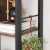 Stylowy regał biurowy typu LOFT/industrialny z czarnym stalowym stelażem i czterema rustykalnymi półkami oraz dodatkowymi metalowymi zabezpieczeniami bocznymi, widocznymi na zdjęciu.