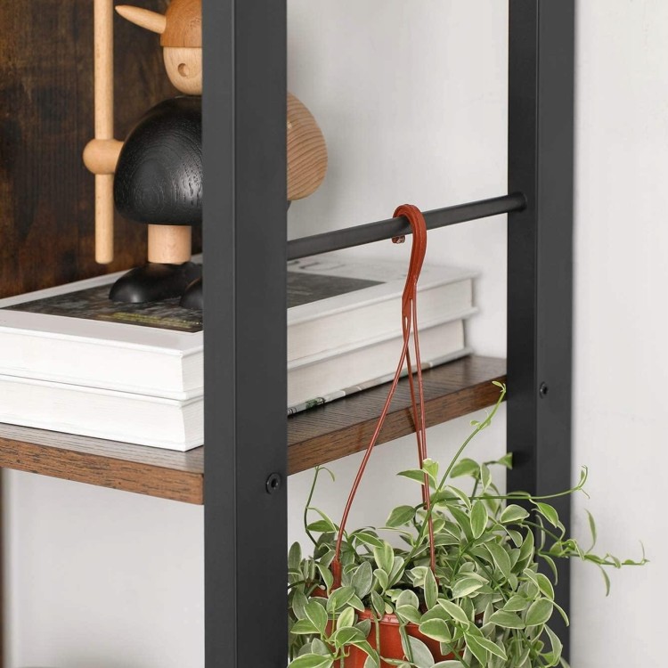 Stylowy regał biurowy typu LOFT/industrialny z czarnym stalowym stelażem i czterema rustykalnymi półkami oraz dodatkowymi metalowymi zabezpieczeniami bocznymi, widocznymi na zdjęciu.