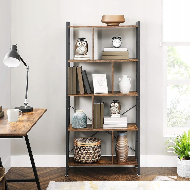 Regał czteropoziomowy vintage LOFT – elegancki dodatek do gabinetu lub salonu. Połączenie czarnej konstrukcji stalowej i półek w odcieniach brązu podkreśla styl industrialny i funkcjonalność wnętrza.