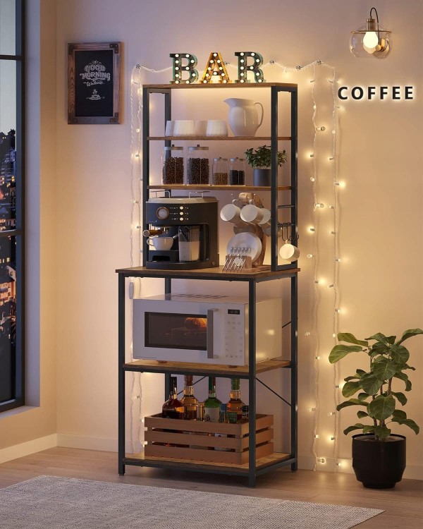 Regał kuchenny jako mini bar z alkoholem i ekspresem do kawy.