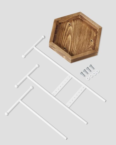 Stojaka na biżuterię – trzy pręty w kształcie litery T na różnej wysokości oraz tacka na pierścionki i naszyjniki, wraz ze śrubkami do montażu.