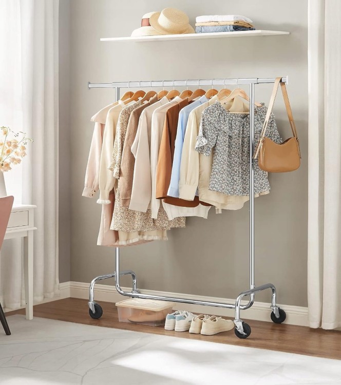 Wieszak na kółkach w aranżacji pomieszczenia sypialnianego.