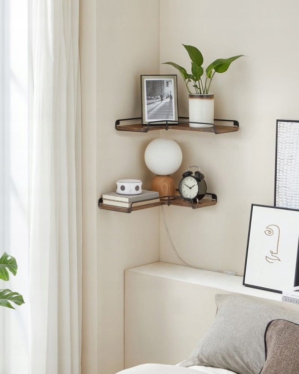 Wiszące półki narożne w stylu vintage, idealne do ekspozycji dekoracji, figurek i roślin. Poręczne rozwiązanie do salonu, tworzące efekt modulowanego układu LOFT.