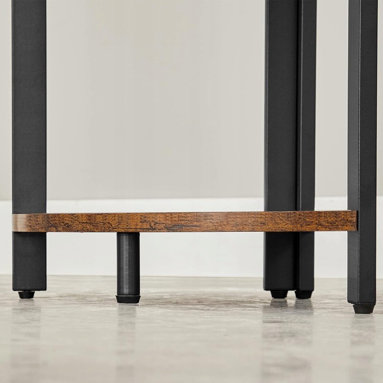 Wyposażony w regulowane nóżki, stojak zachowuje równowagę nawet na nierównych podłogach. Dodatkowo chroni płytki, parkiet i inne powierzchnie przed zarysowaniami.