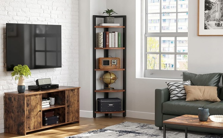 Narożny regał loftowy stylizowany na vintage – 5 półek z dekoracjami: książki, ramki, rośliny. Optymalne wykorzystanie przestrzeni rogu pokoju, salonu, gabinetu lub przedpokoju. Styl i praktyczność w jednym.