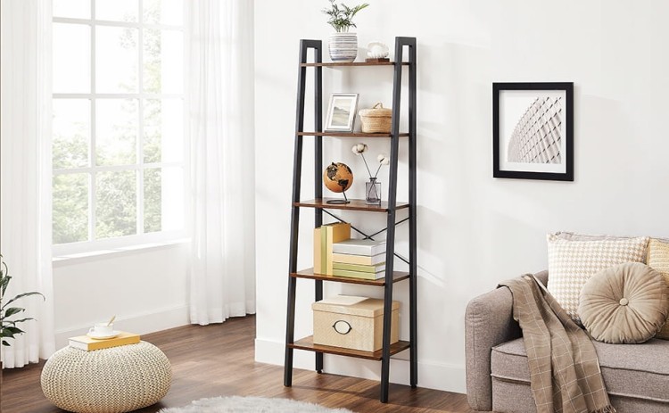 Wąski regał drabinkowy z 5 poziomami w stylu LOFT (56 × 34 × 172 cm) – czarna metalowa konstrukcja i półki w rustykalnym brązie. Kompaktowy i elegancki organizer do salonu lub sypialni.