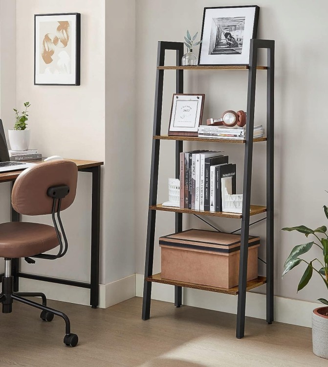 Regał w aranżacji biurowej, uzupełniony książkami.