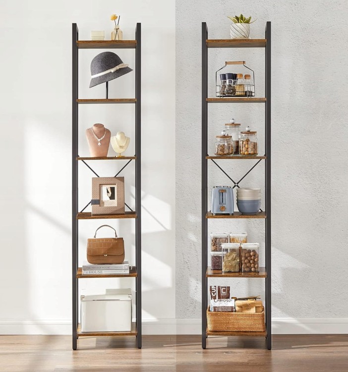 Wysoki regał LOFT w aranżacji living room i kuchni – prezentuje wszechstronność użytkowania. Smukła forma idealna do małych przestrzeni, a sześć półek zapewnia funkcjonalność bez zajmowania dużej powierzchni.