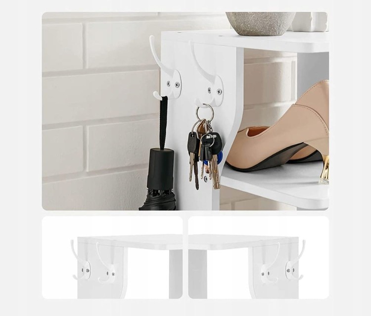 Zbliżenie na haczyki, umocowane na bocznej ścianie szafki.