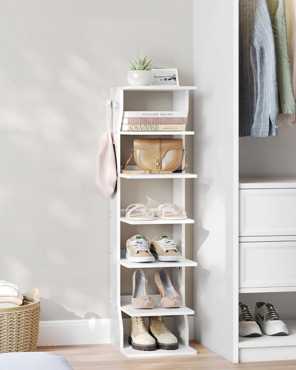 Szafka wypełniona butami i książkami.