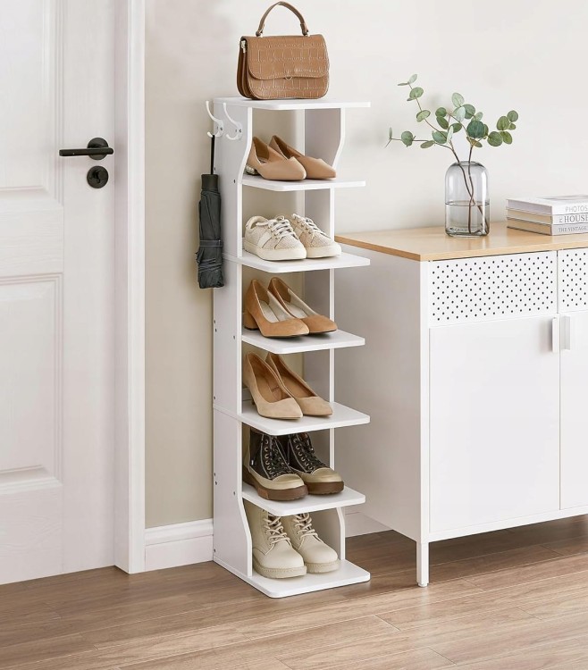 Narożna szafka na buty, ustawiona w przedpokoju.