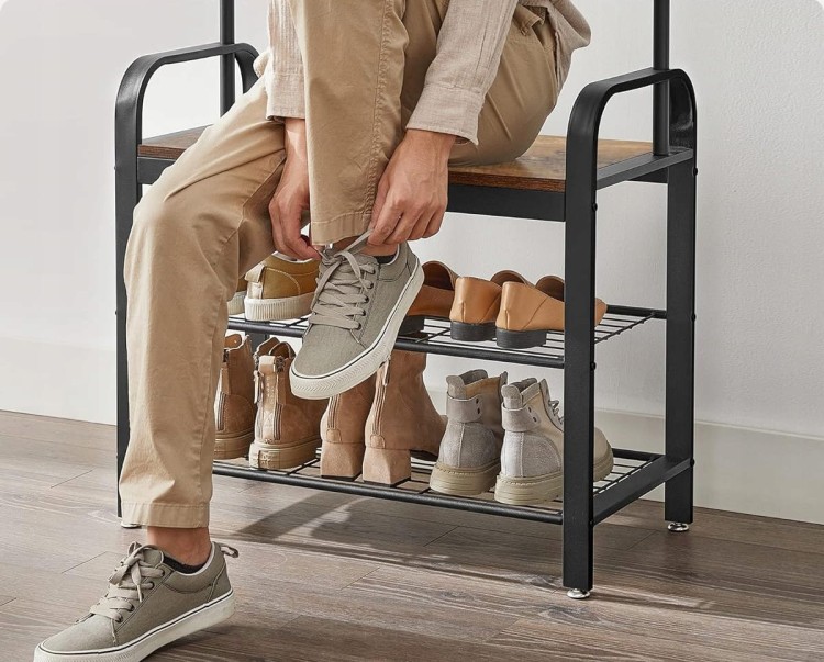 Wieszak na ubrania z metalową konstrukcją siedziska.