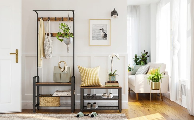 Wieszak na ubrania, ustawiony w przedpokoju.