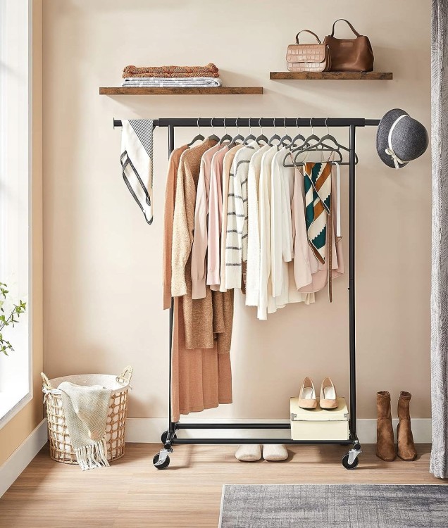 Praktyczny wieszak na kółkach ustawiony w garderobie lub sypialni – idealny do powieszenia płaszczy, kurtek, szalików.