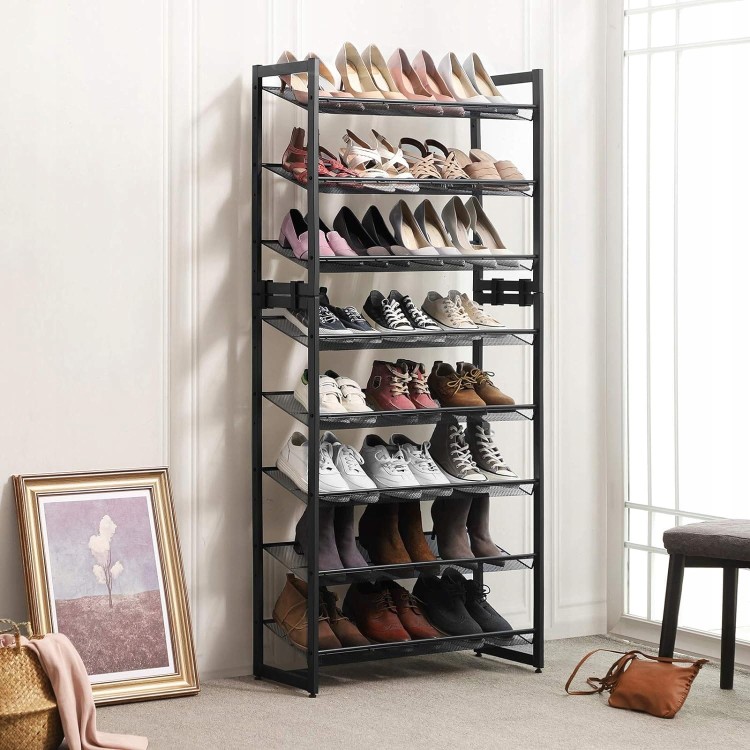 Wysoki regał na buty w aranżacji salonowej.