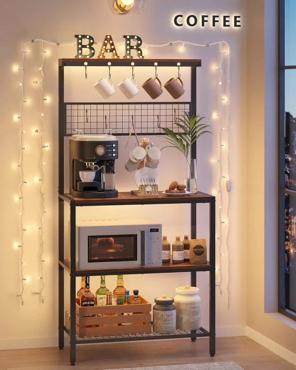 Regał stojący jako mini bar, wypełniony naczyniami i przyprawami.