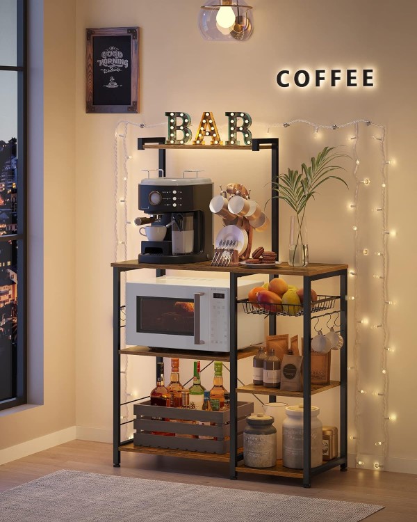 Szafka kuchenna w aranżacji salonowej jako mini bar.