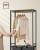 Kosz na pranie z metalowym wieszakiem na ubrania.