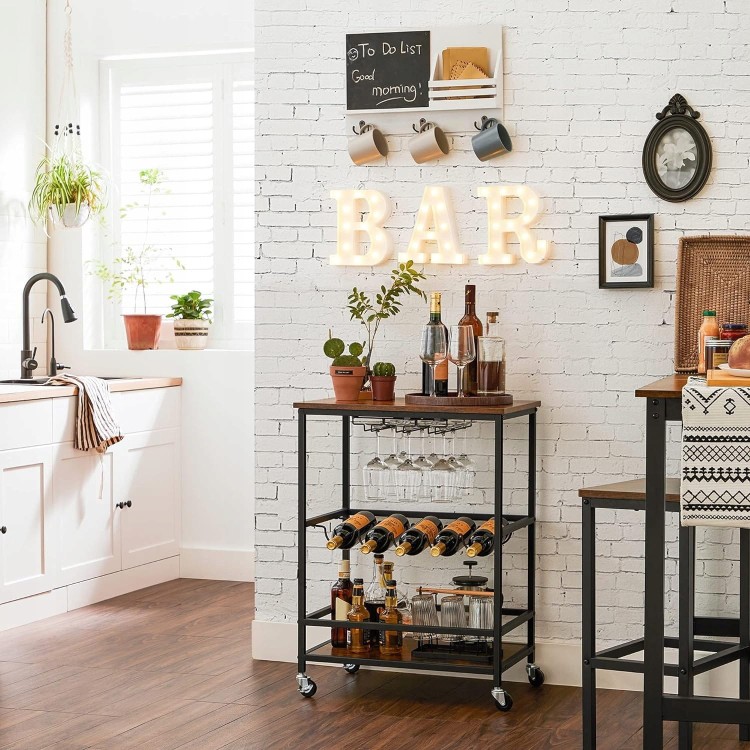 Przenośny mini bar, wypełniony butelkami wina.