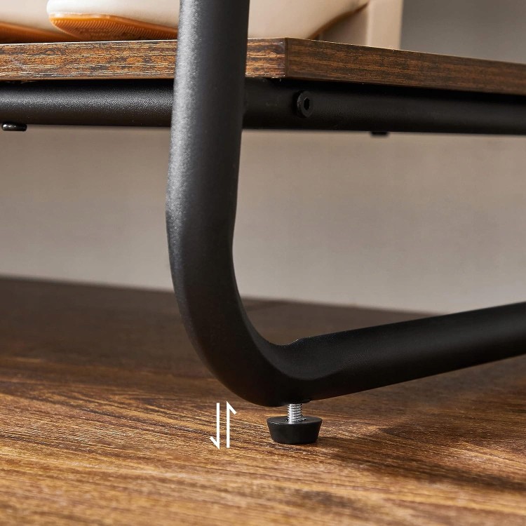 Wieszak na ubrania z regulowanymi nóżkami.