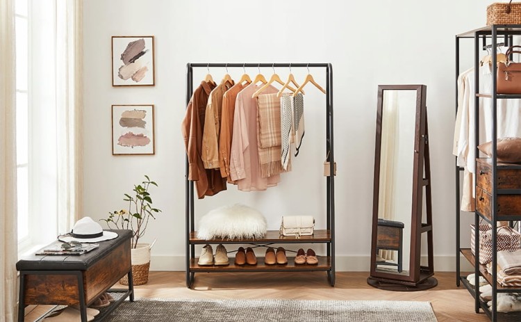 Metalowy wieszak na ubrania w garderobie.