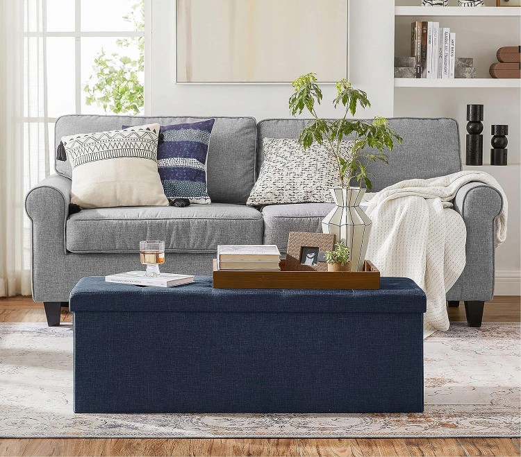 Estetyka vintage LOFT w stylu pikowanym, w odcieniach niebieskiego przyciąga wzrok i zwiększa funkcjonalność wnętrza. Może służyć jako stolik.