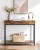 Stolik boczny vintage LOFT – stylowa konsola w aranżacji z dekoracjami i drobiazgami.