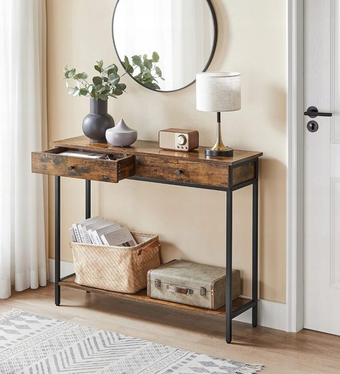 Kompaktowy mebel (100 × 30 × 80 cm) doskonale sprawdza się w przedpokoju, pod lustrem lub jako stolik przy ścianie – rustykalne drewno harmonizuje z czarną ramą.
