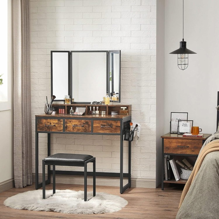 Stylowa toaletka vintage LOFT ustawiona w sypialni – idealna do codziennej pielęgnacji i makijażu.