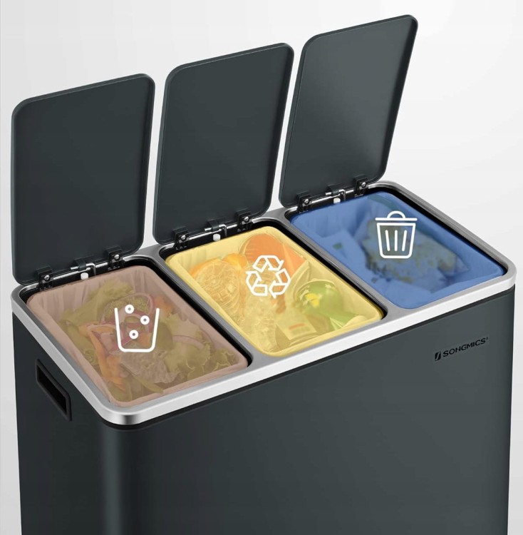 Kosz na śmieci z pedałem i 3 przegrodami ułatwia segregację odpadów, takich jak: plastik, odpadki żywnościowe oraz pozostałe śmieci .