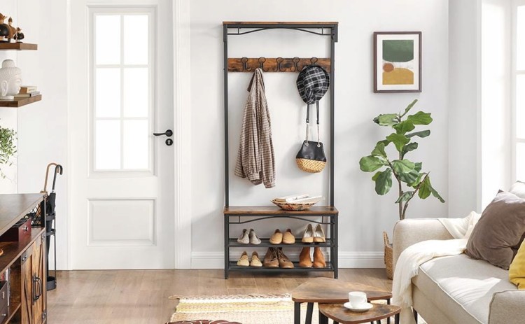 Stojący wieszak w aranżacji przedpokoju.