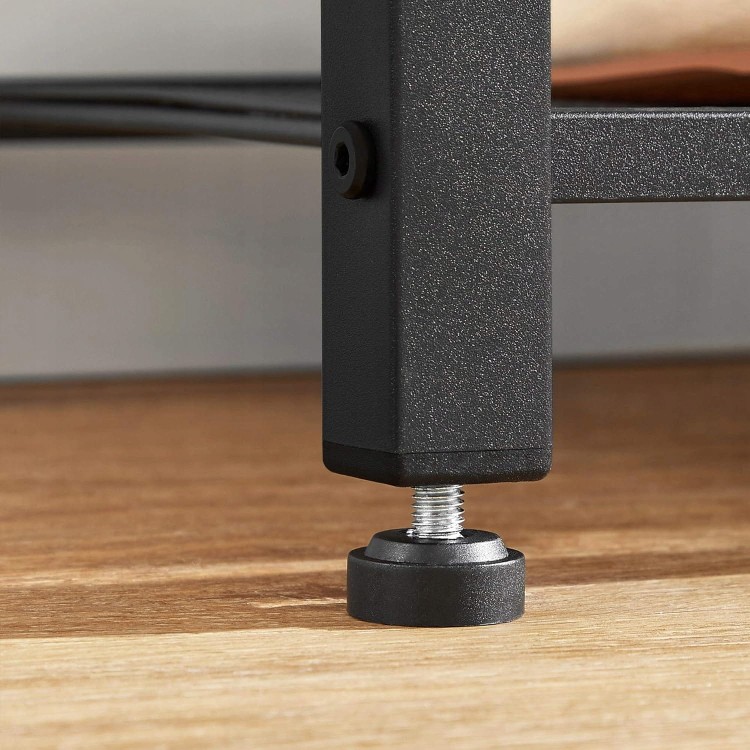 Stojak na ubrania z regulowanymi nóżkami.