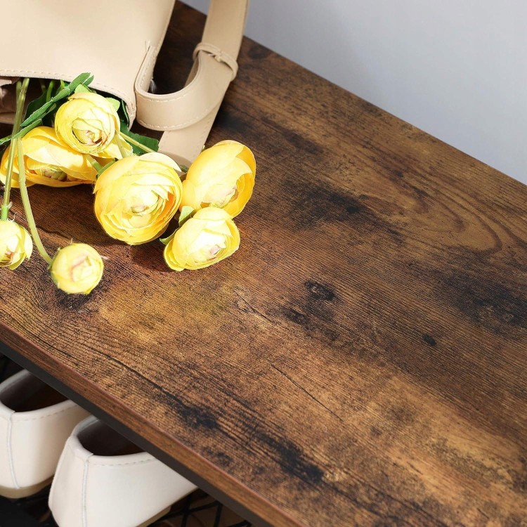 Zbliżenie na blat, wykonany z płyty meblowej.