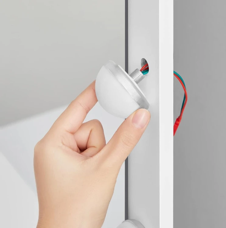Toaletka z żarówkami LED.