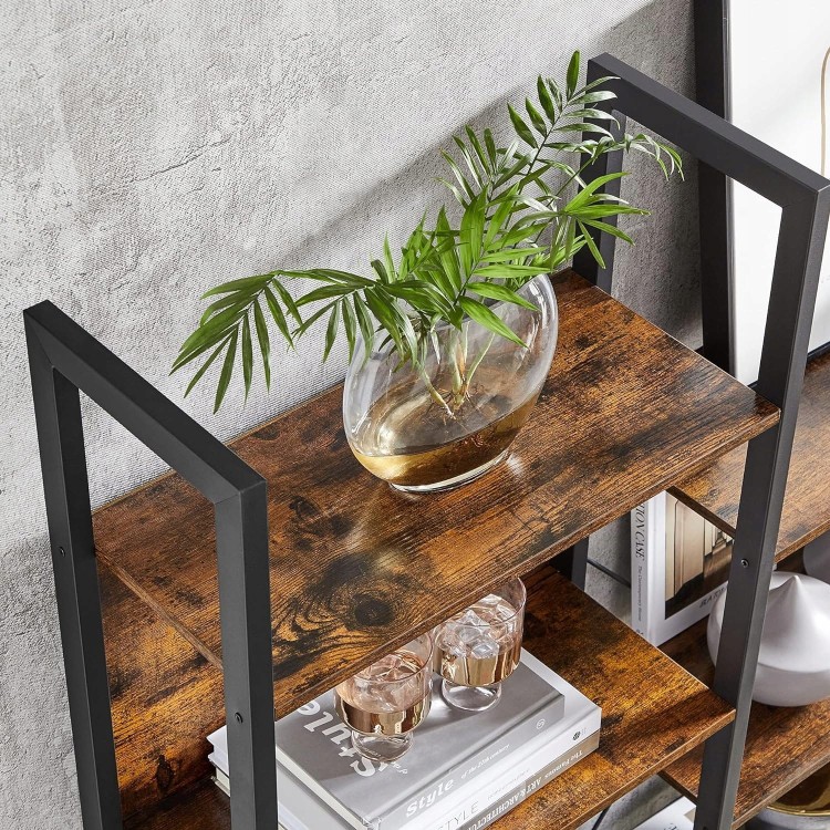 Zbliżenie na półki wykonane z płyty imitującej rustykalne drewno, podpartych czarną, metalową ramą typu LOFT.