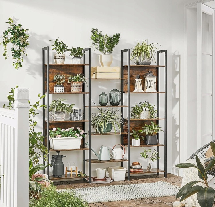 Regał Songmics w aranżacji balkonowej z wystylizowanym kwietnikiem.