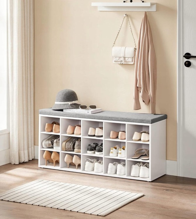 Ławka z siedziskiem w aranżacji przedpokoju.