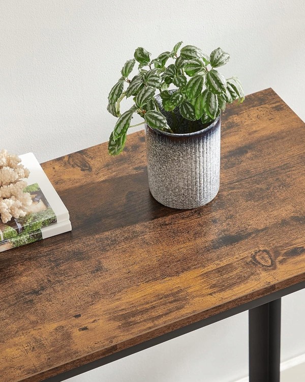 Styl vintage LOFT: płyta wiórowa w odcieniu rustykalnego dębu na czarnej, metalowej ramie. Idealna jako stolik boczny, wąska komoda lub sekretarzyk.