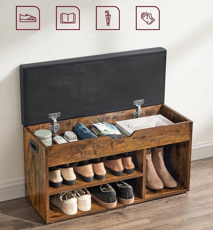 Praktyczne wykorzystanie mebla: buty umieszczone na półkach, drobne akcesoria pod siedziskiem.