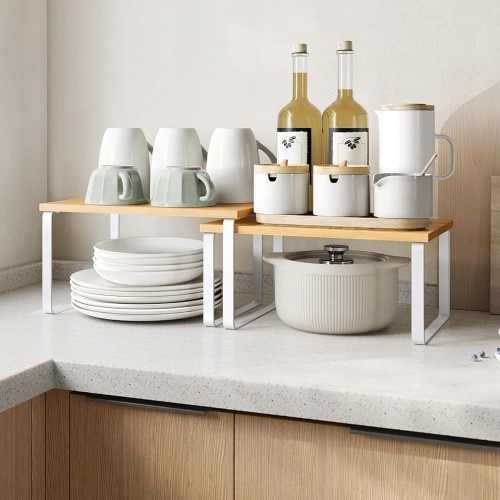 Dwupoziomowy regał na przyprawy Songmics – ustawiony na blacie kuchennym, prezentuje buteleczki z przyprawami i naczynia.